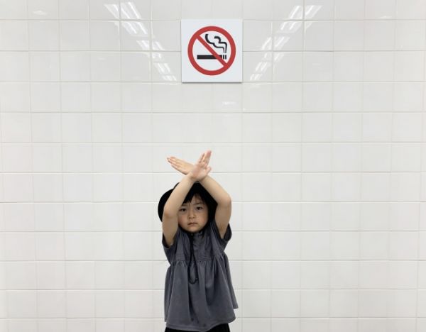 禁煙をアピールしている子供